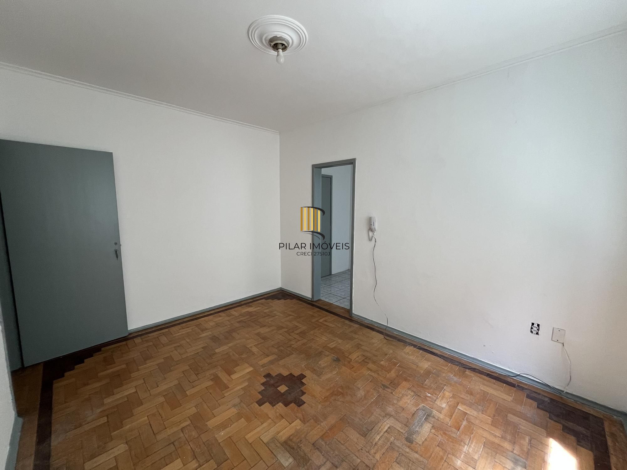 Apartamento de dois quartos em prédio com elevador no bairro Bom Fim em POA/RS