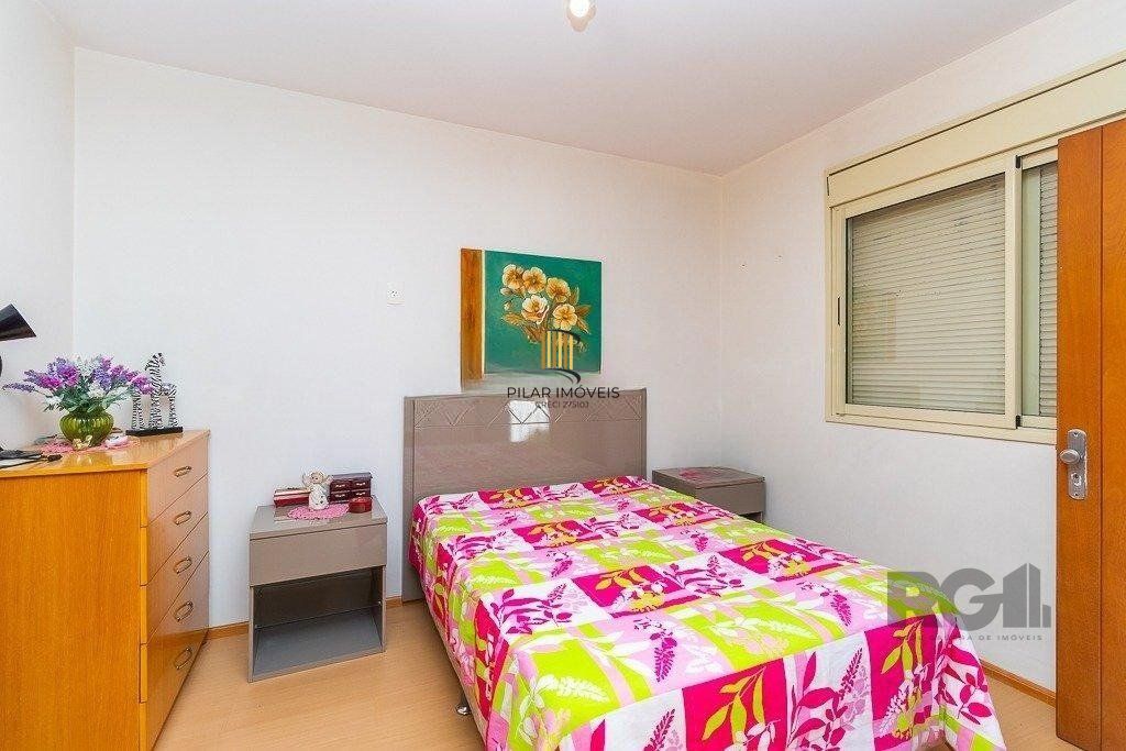   Apartamento de um quarto, suíte e uma vaga de garagem no bairro Menino Deus em Porto Alegre.