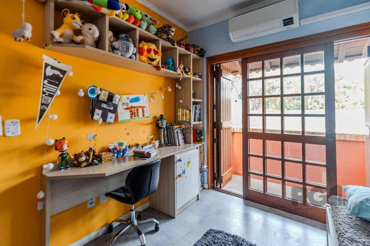 Casa em condomínio fechado, 3 dormitórios, suíte e duas vagas de garagem