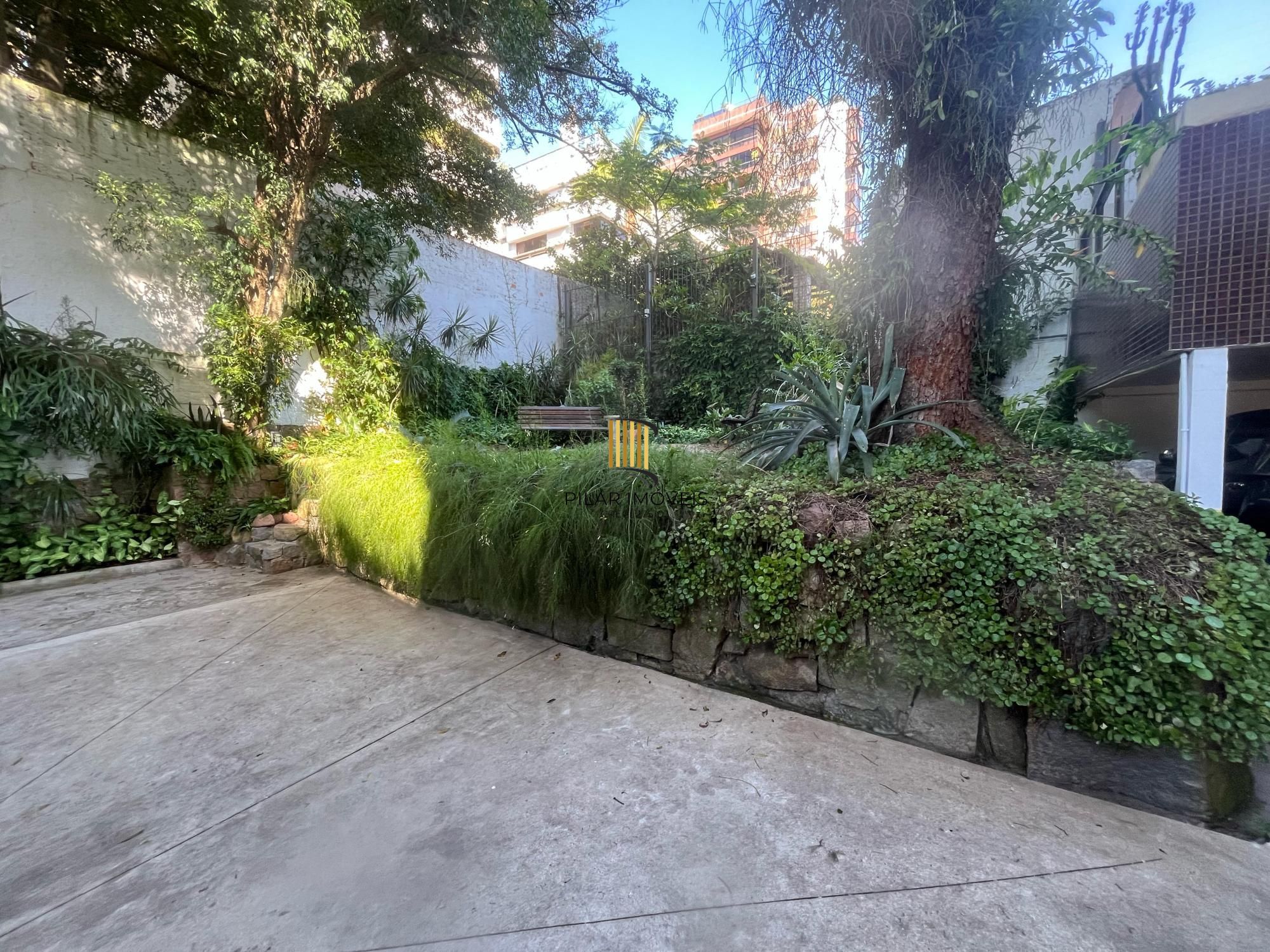 Cobertura no Moinhos de Vento  290m², 3 dormitórios, 3 vagas e piscina