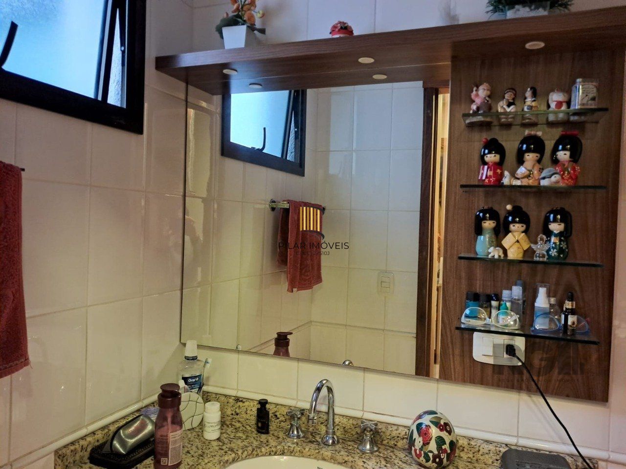Apartamento de dois quartos, suíte e uma vaga de garagem no bairro Santana em Porto Alegre.