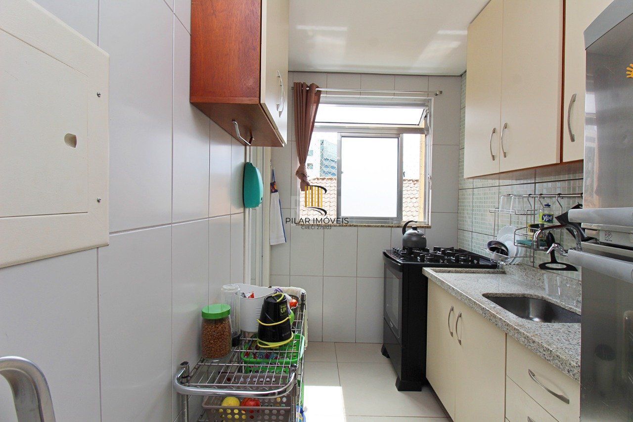 Cobertura de dois dormitórios e dois banheiros, próximo ao hospital Moinhos de Vento e shopping total, bairro Floresta em Porto Alegre.