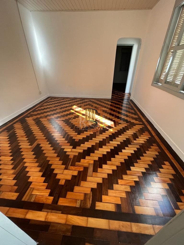 Apartamento de dois dormitórios, banheiro e sala no bairro da Azenha em Porto Alegre.