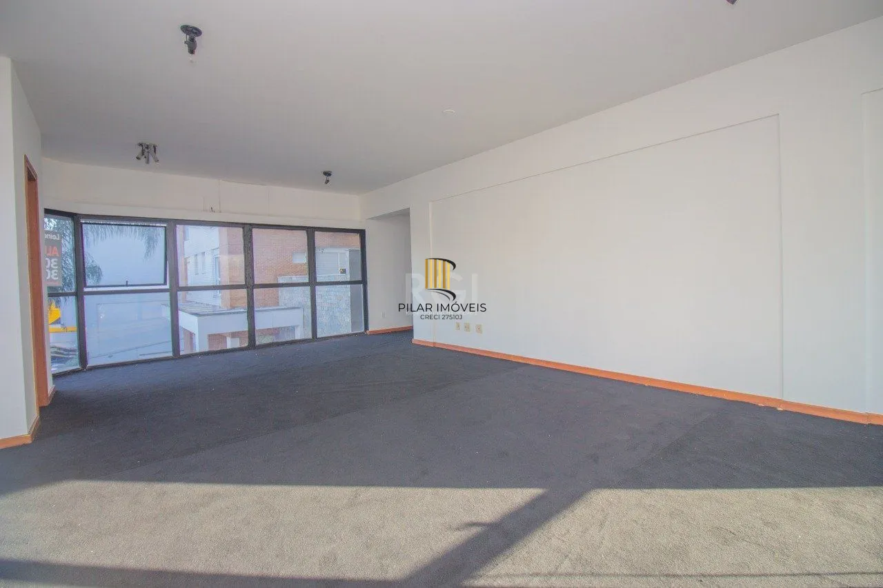 sala comercial com duas vagas de garagem e dois banheiros no bairro Petrópolis em Porto Alegre.