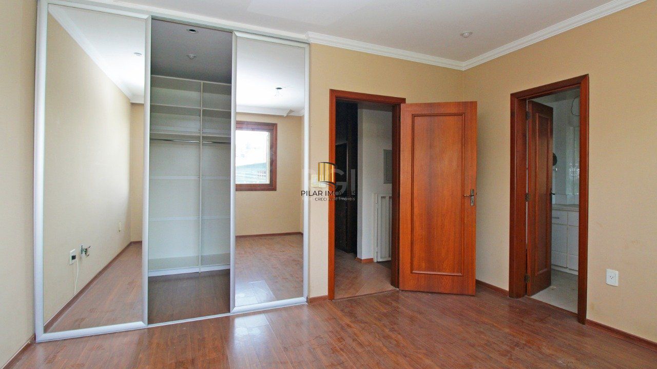   Excelente casa em condomínio com três (3) dormitórios, uma (1) suíte, duas (2) vagas de garagem próximo  ao Barra Shopping , no bairro  Cristal em Porto Alegre.
