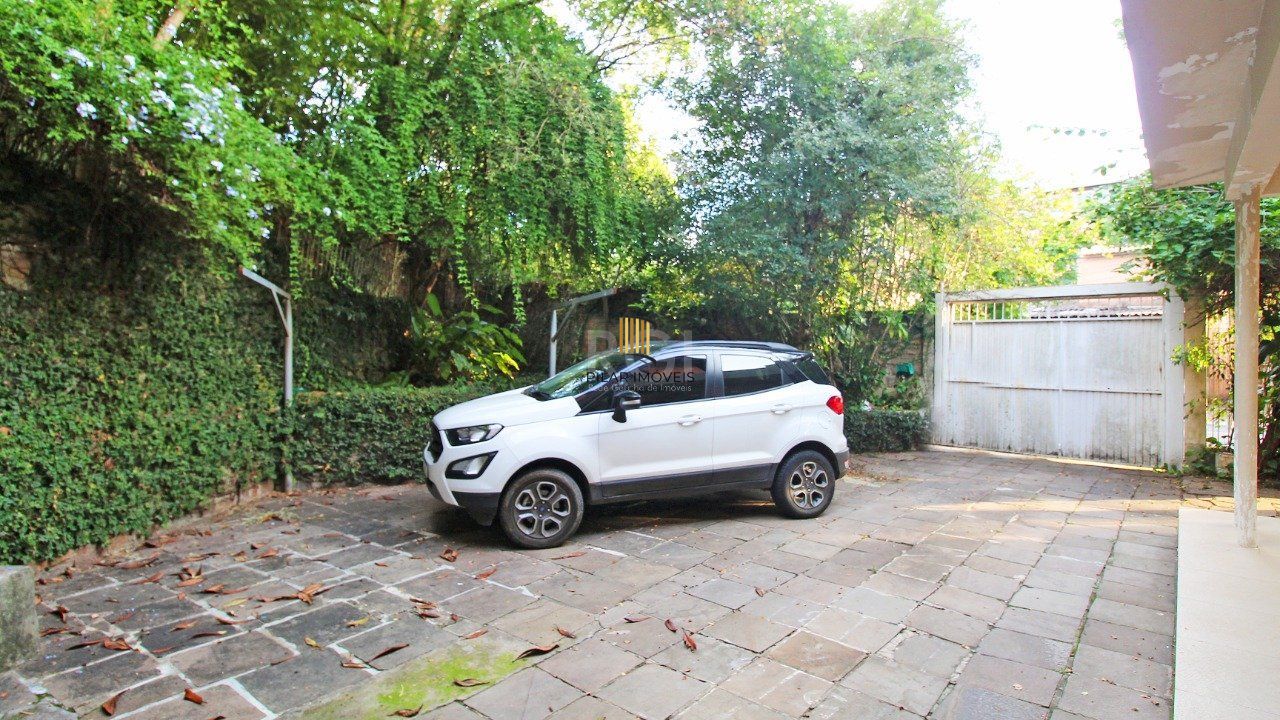 Casa com quatro (4) dormitórios,  duas (2) vagas de garagem, no bairro Passo da Areia em Porto Alegre.