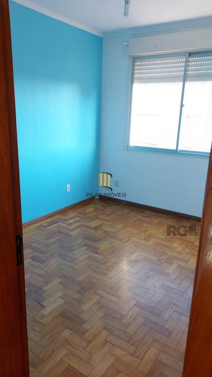 Apartamento de dois dormitórios com uma vaga de garagem no bairro Cristal em Porto Alegre.