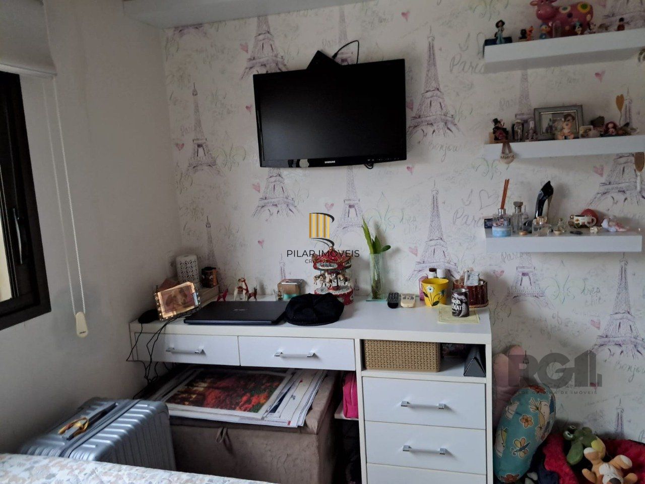Apartamento de dois quartos, suíte e uma vaga de garagem no bairro Santana em Porto Alegre.