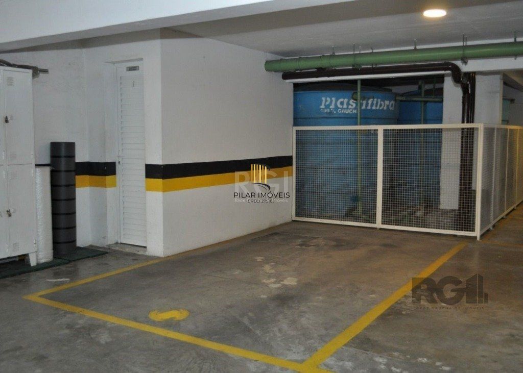 Apartamento de um quarto, suíte e uma vaga de garagem no bairro Santa Cecilia em Porto Alegre.