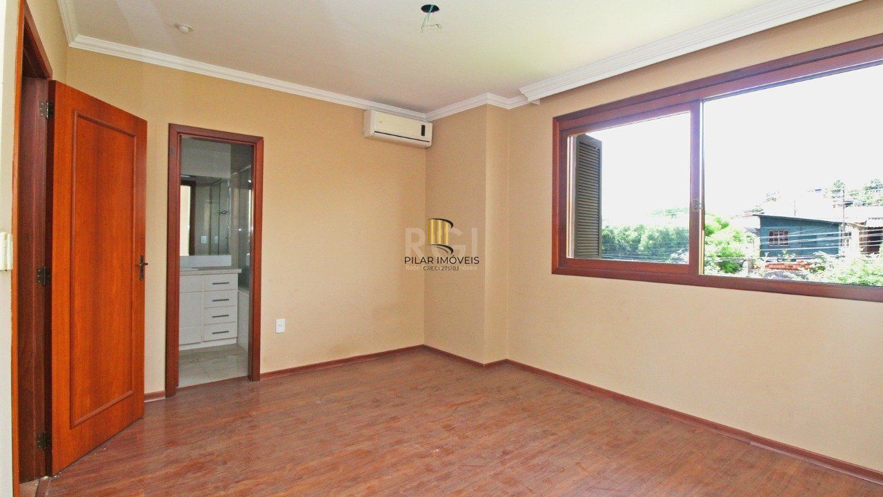   Excelente casa em condomínio com três (3) dormitórios, uma (1) suíte, duas (2) vagas de garagem próximo  ao Barra Shopping , no bairro  Cristal em Porto Alegre.
