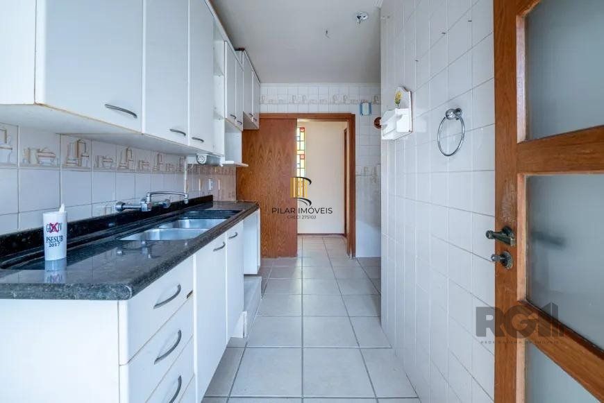 Cobertura desocupada, espaçosa e bem iluminada nos bairros Bom Fim/Rio Branco, com 3 dormitórios, sendo 2 suítes, e 2 vagas cobertas que acomodam até 4 veículos.