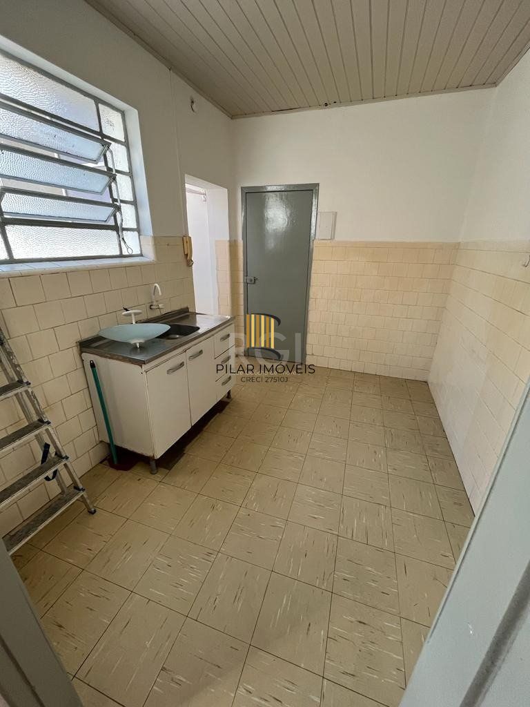 Apartamento de dois dormitórios, banheiro e sala no bairro da Azenha em Porto Alegre.