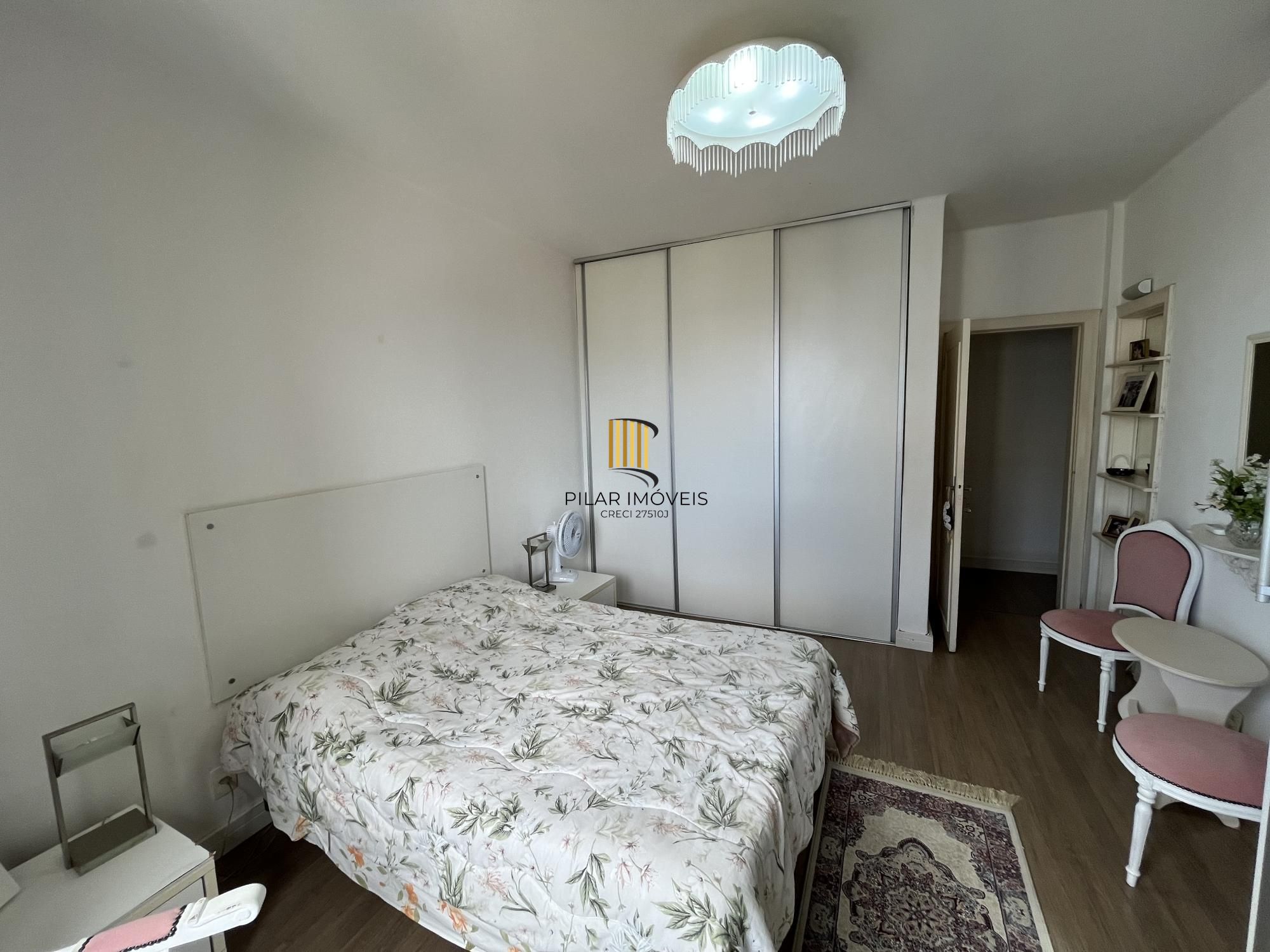 3 quartos, gabinete ou 4º quartos e 1 vaga de garagem junto ao Moinhos de Vento