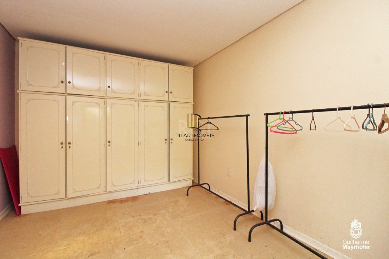 Casa para Venda - 347m², 5 dormitórios, sendo 2 suites, 3 vagas - São João