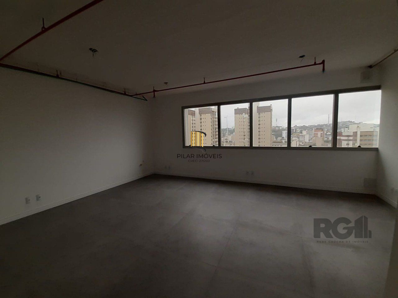 Excelente sala comercial no Menino Deus, com uma vaga de garagem.