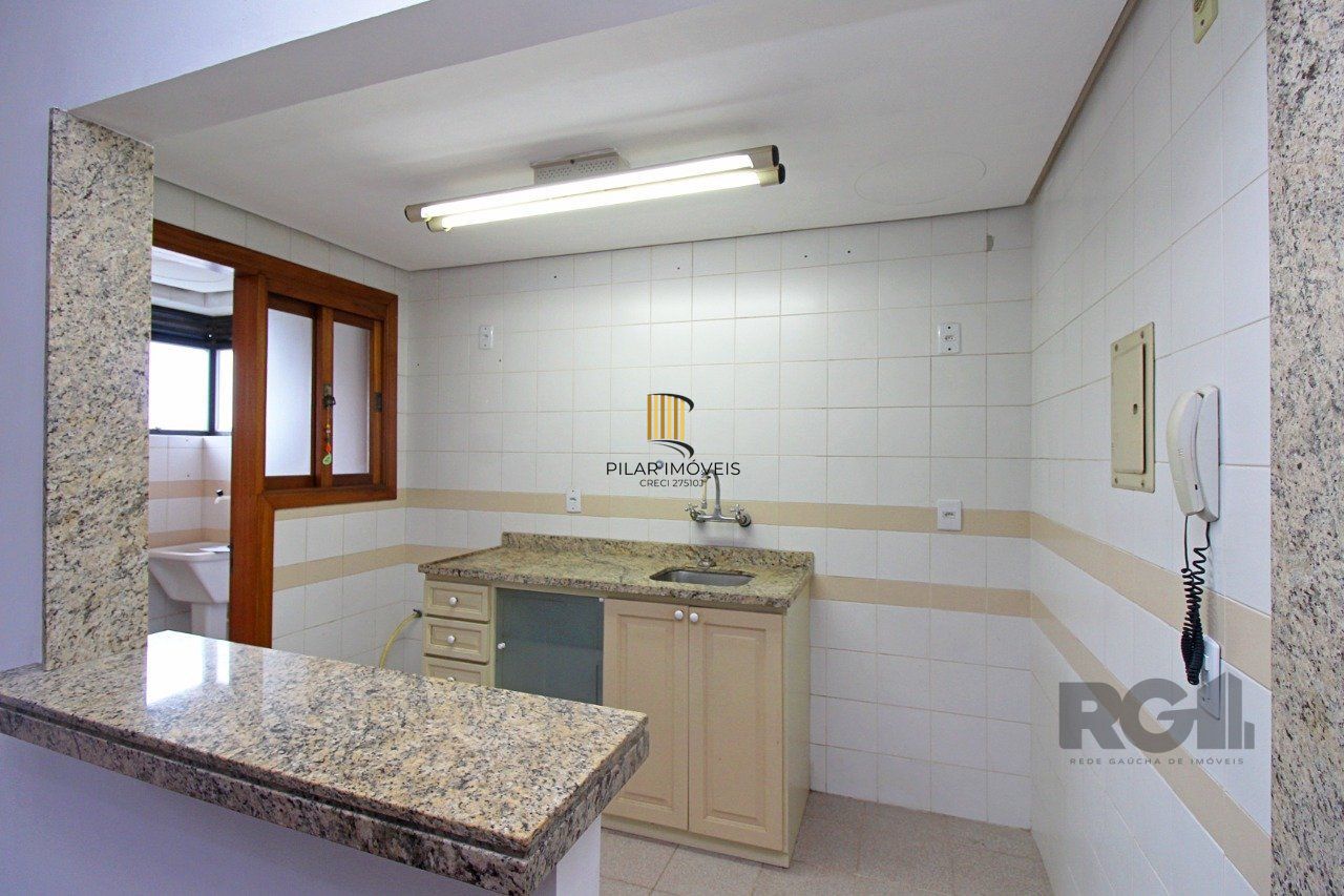 Cobertura de 1 dormitório com uma vaga de garagem no bairro Independência em Porto Alegre