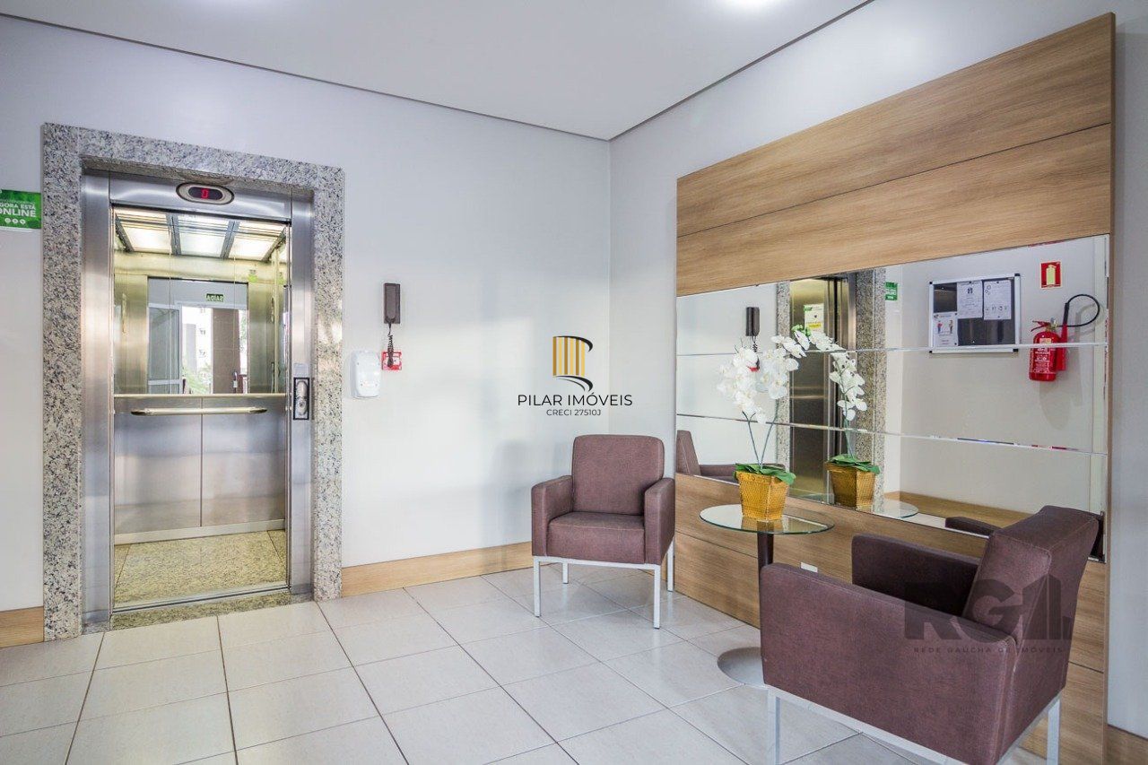   Excelente apartamento semi mobiliado de 3 quartos (dormitórios) transformados em 2 quartos, suíte, churrasqueira e 2 vagas de garagem no bairro Jardim Carvalho em Porto Alegre.
