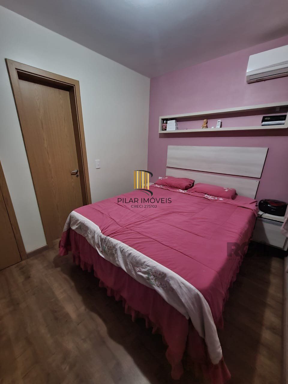 Apartamento de três dormitórios, suíte e uma vaga de garagem no bairro Jardim Carvalho em Porto Alegre.