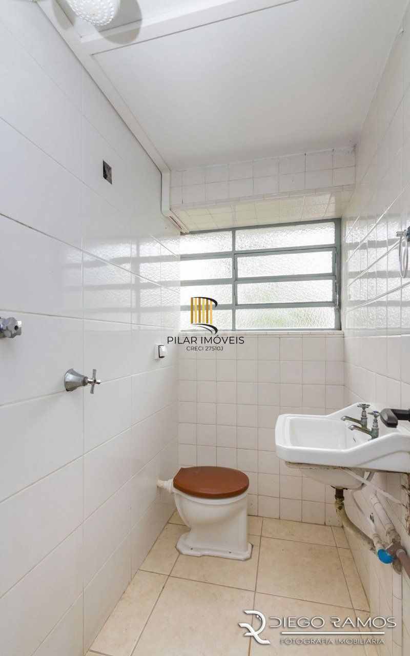 Venda de casa residencial 25,00m x 80,00m- Menino Deus. 4 vagas, 4 dormitórios, sendo 1 suíte, 1 varanda, lareira e churrasqueira.