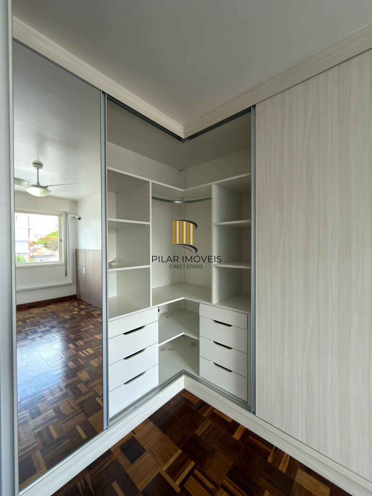 Apartamento de 2 quartos e 1 vaga de garagem no bairro Floresta em POA