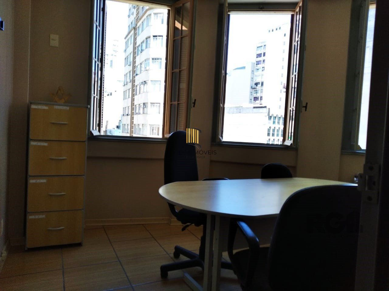 Vende sala com excelente localização próximo do Mercado Público, frente, andar alto. Condomínio oferece: Portaria em horário comercial, elevadores e câmeras de vigilância.