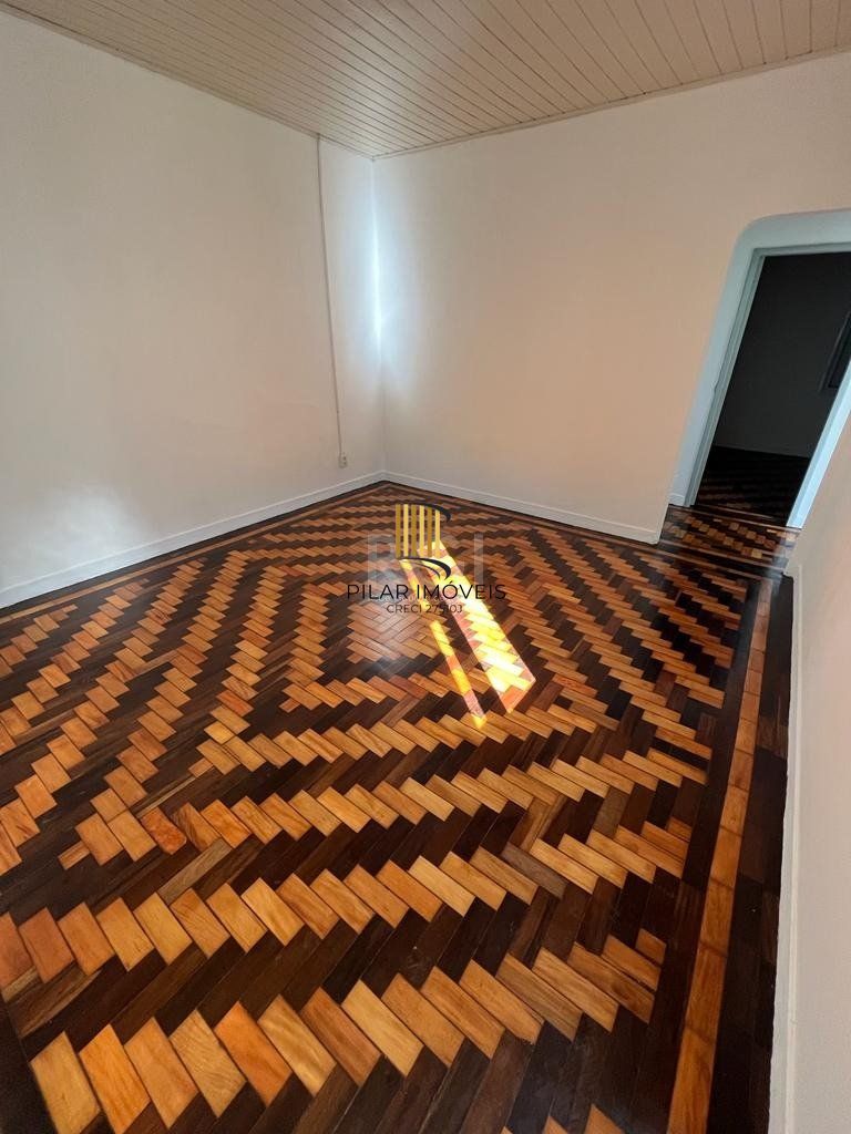 Apartamento de dois dormitórios, banheiro e sala no bairro da Azenha em Porto Alegre.