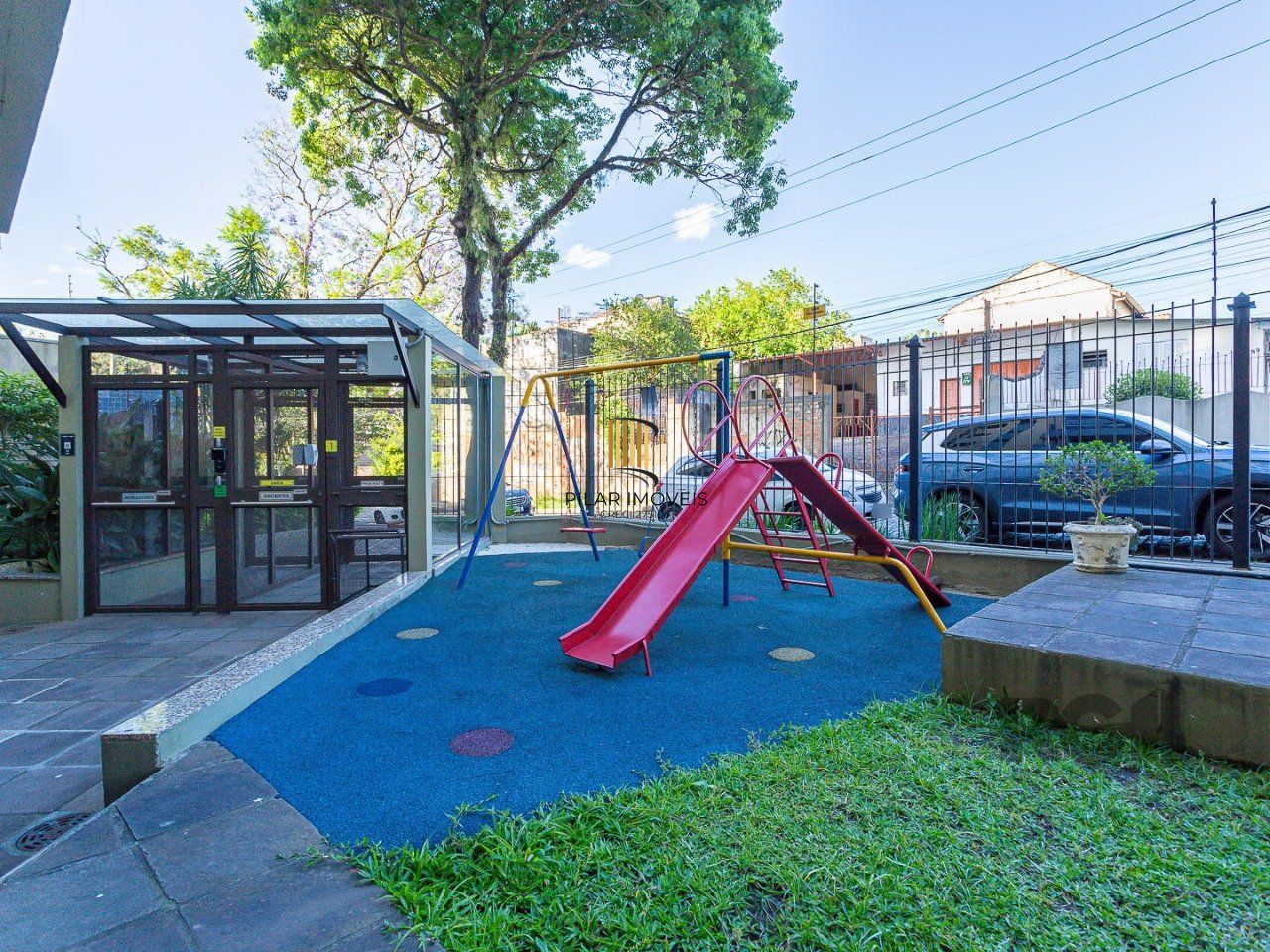 COBERTURA DUPLEX COM 3 QUARTOS, 2 DELES SUÍTE E 2 VAGAS DE GARAGEM NO BAIRRO TRISTEZA EM PORTO ALEGRE.