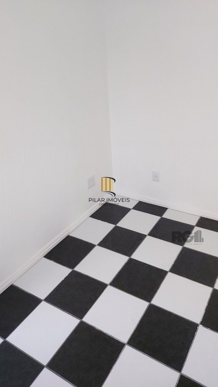 Apartamento de dois dormitórios com uma vaga de garagem no bairro Cristal em Porto Alegre.
