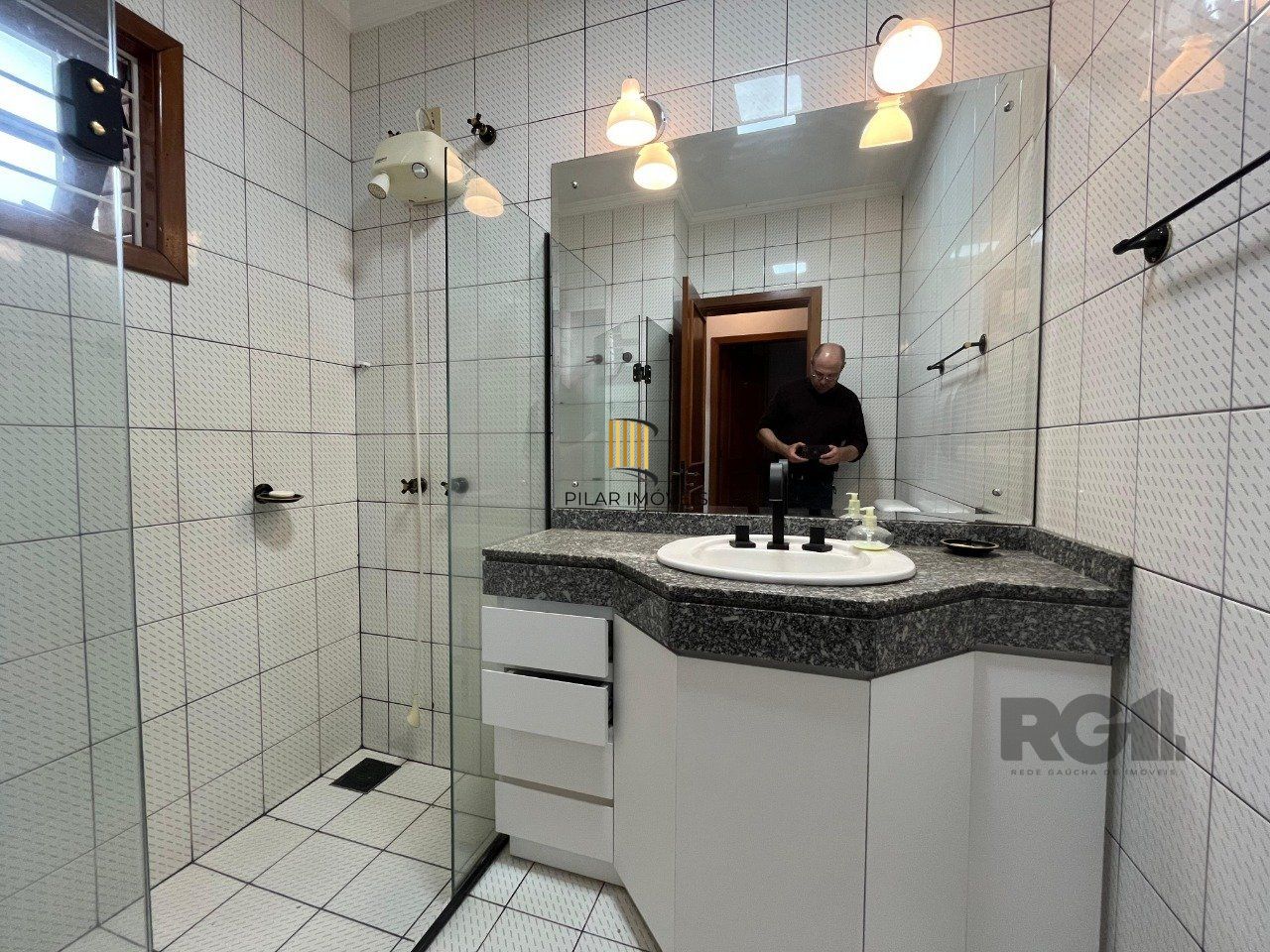 Casa de três quartos, suíte e quatro vagas de garagem no bairro Menino Deus em Porto Alegre