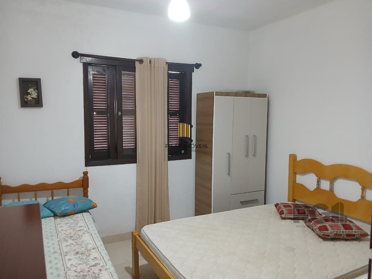 Casa de 2 dormitórios, com banheiro social, e um living em 2 ambientes, com banheiro Social, e cozinha com área de serviço, mais um patio pra 3 carros, e uma piscina nos fundos...