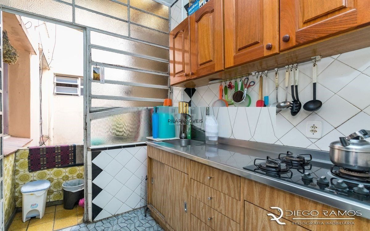 Venda de Apartamento no Bairro Petrópolis 108m² - 3 Dormitórios, varanda, Cozinha: Com churrasqueira e cooktop de 5 bocas.  Apartamento no bairro Petrópolis com 3 amplos dormitórios, sendo 2 de frente