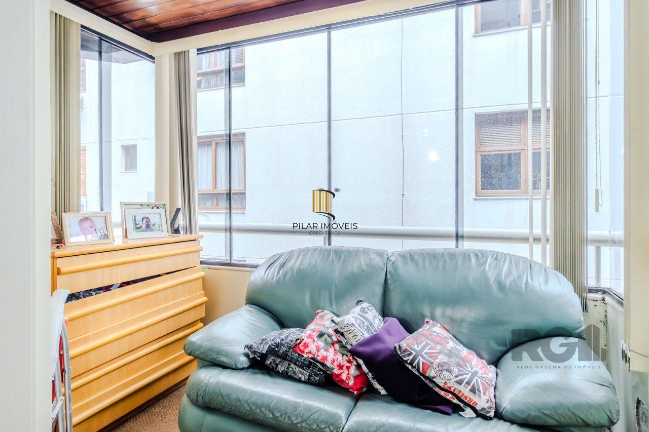 Apartamento de 1 quarto, sacada e uma vaga de garagem no bairro Santana POA/RS.