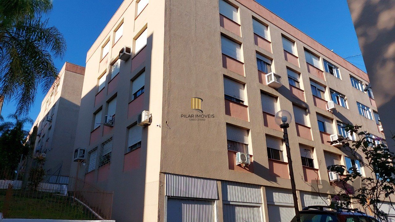 Apartamento de dois dormitórios com uma vaga de garagem no bairro Cristal em Porto Alegre.