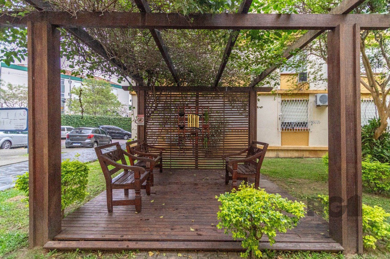 Apartamento de três dormitórios com vaga no Conjunto Residencial Roque Calage, bairro Passo da Areia em Porto Alegre.