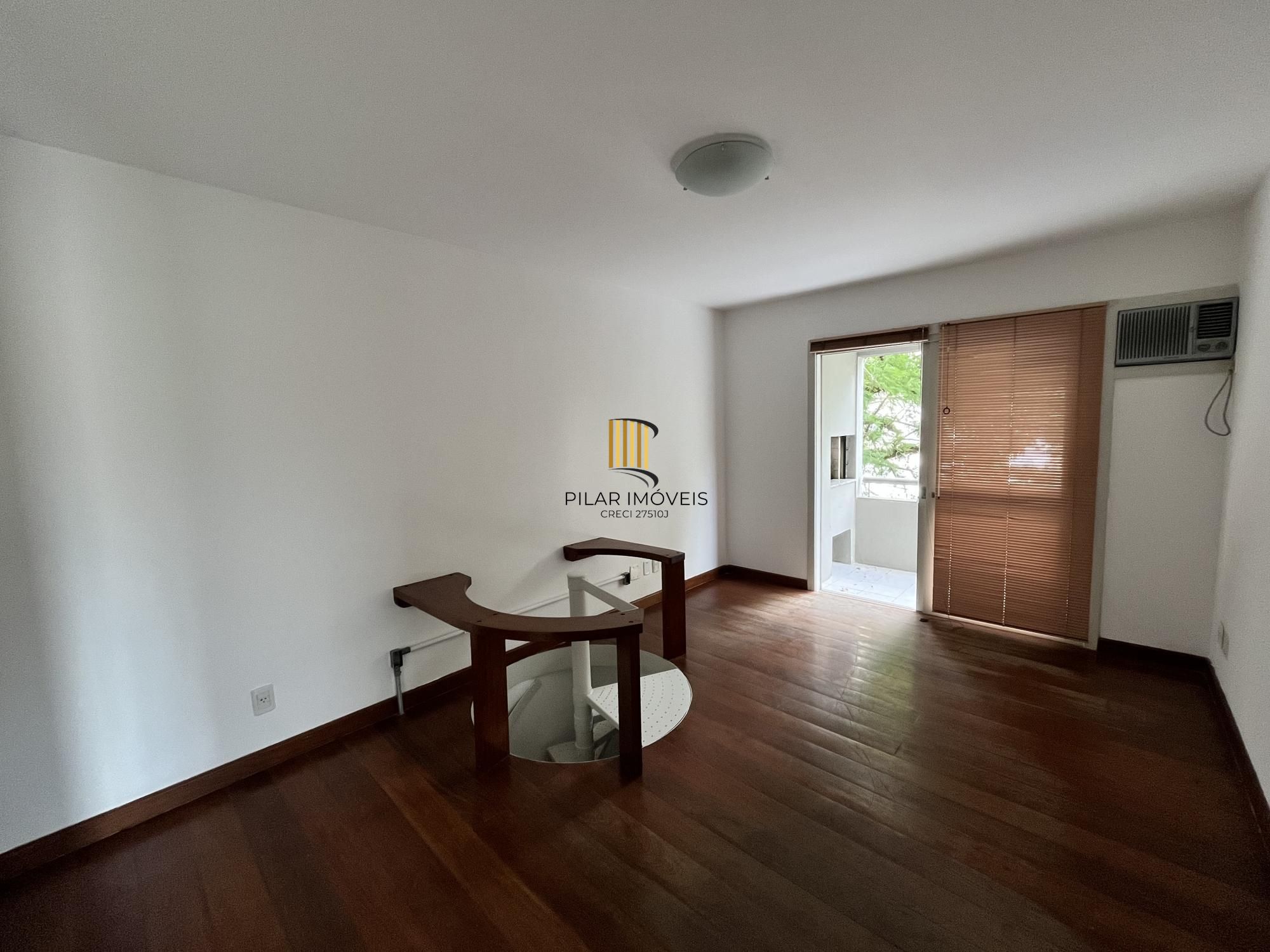 Apartamento de 1 quarto com sacada e 1 vaga de garagem no bairro Farroupilha