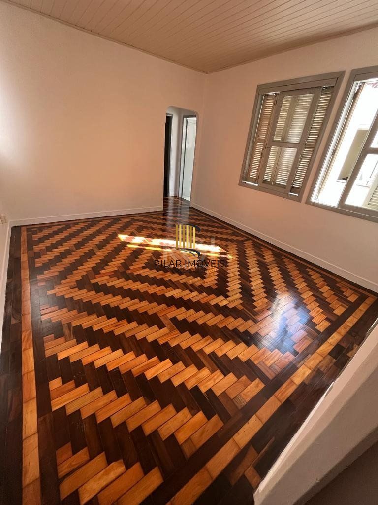Apartamento de dois dormitórios, banheiro e sala no bairro da Azenha em Porto Alegre.