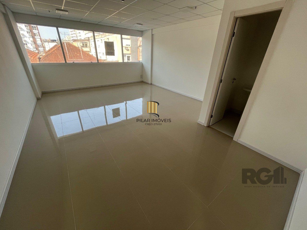 Sala comercial desocupada no edifício Baltimore, bairro Bom Fim em Porto Alegre.