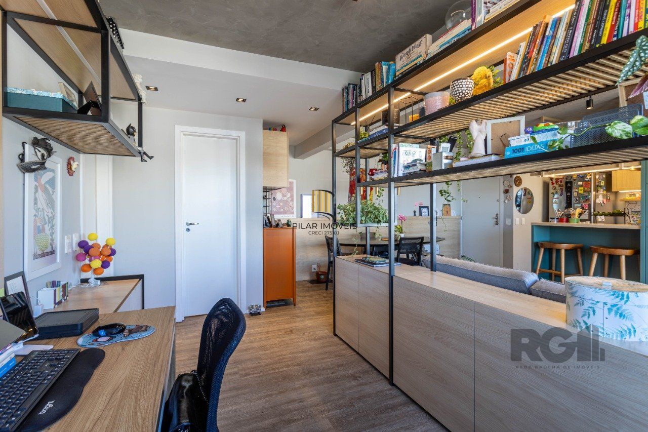 Apartamento de dois dormitórios, suíte e uma vaga de garagem no bairro Santana em Porto Alegre