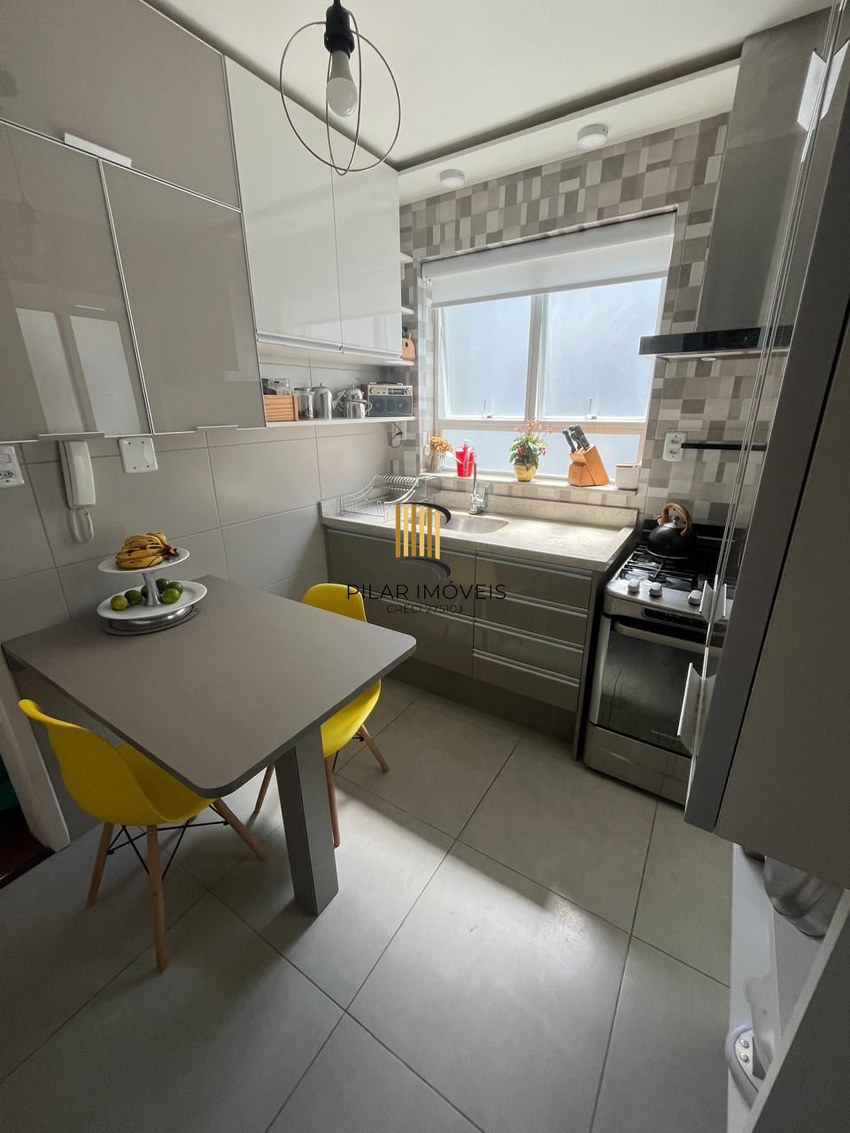 Apartamento de 2 quartos, 2 banheiros e 1 vaga de garagem no bairro Santana POA