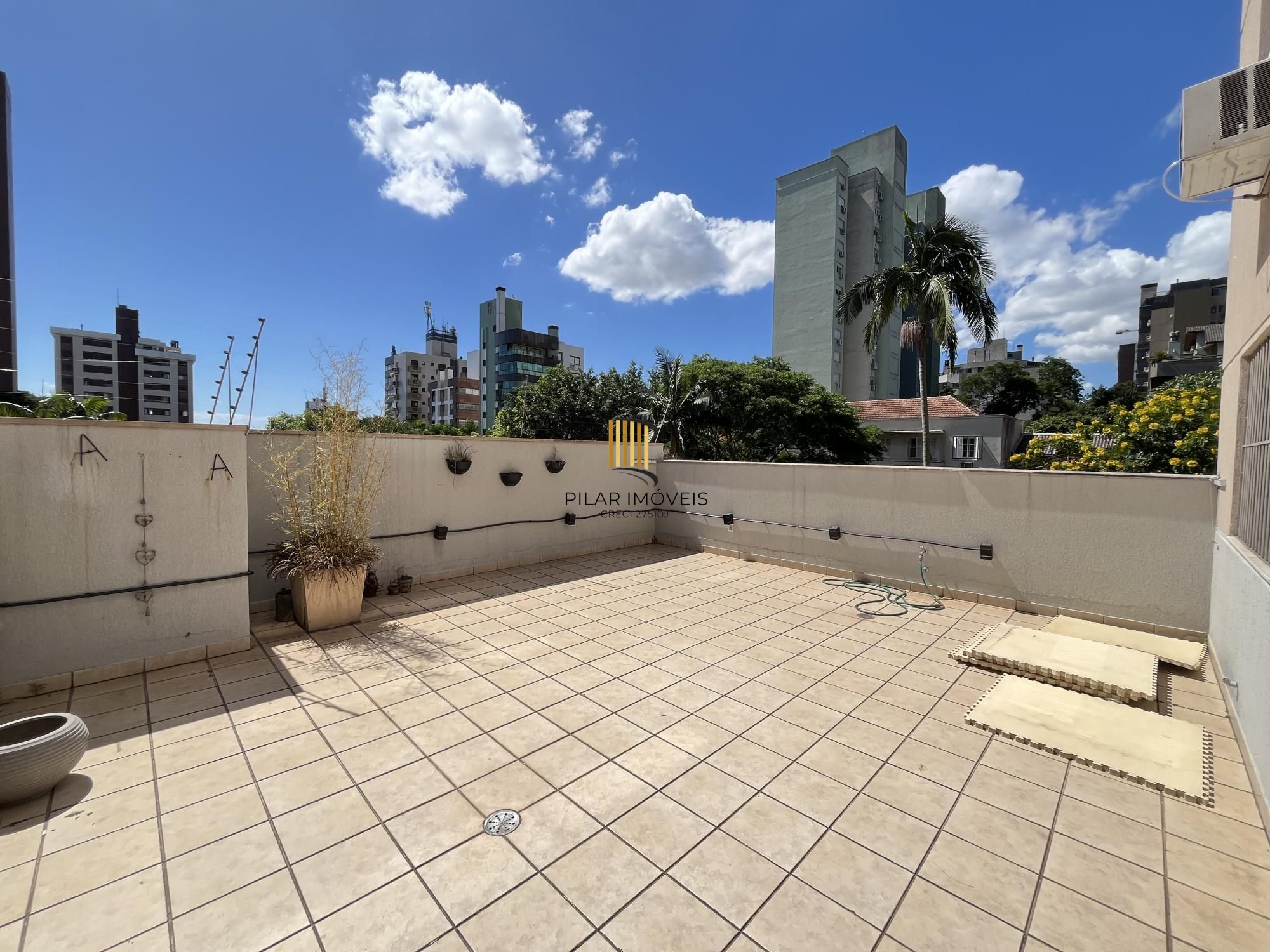 Apartamento de 3 quartos, suíte e 2 vagas de garagem no bairro Petrópolis.