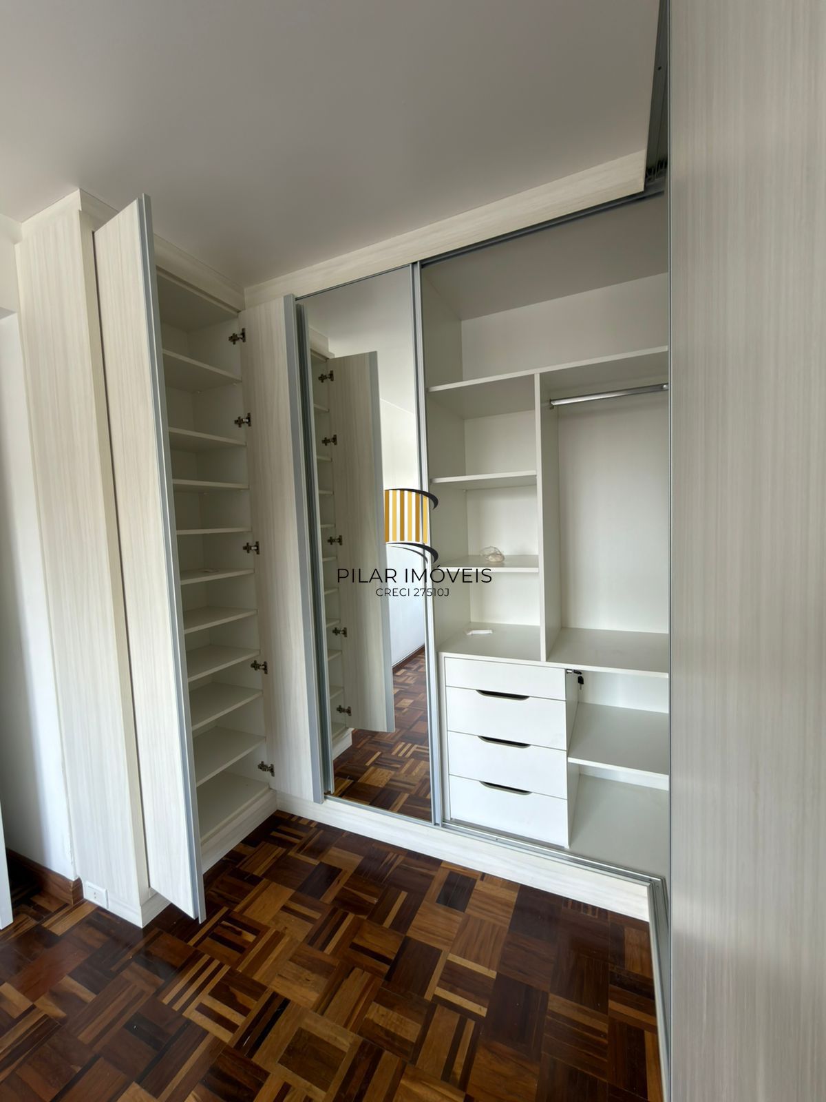 Apartamento de 2 quartos e 1 vaga de garagem no bairro Floresta em POA