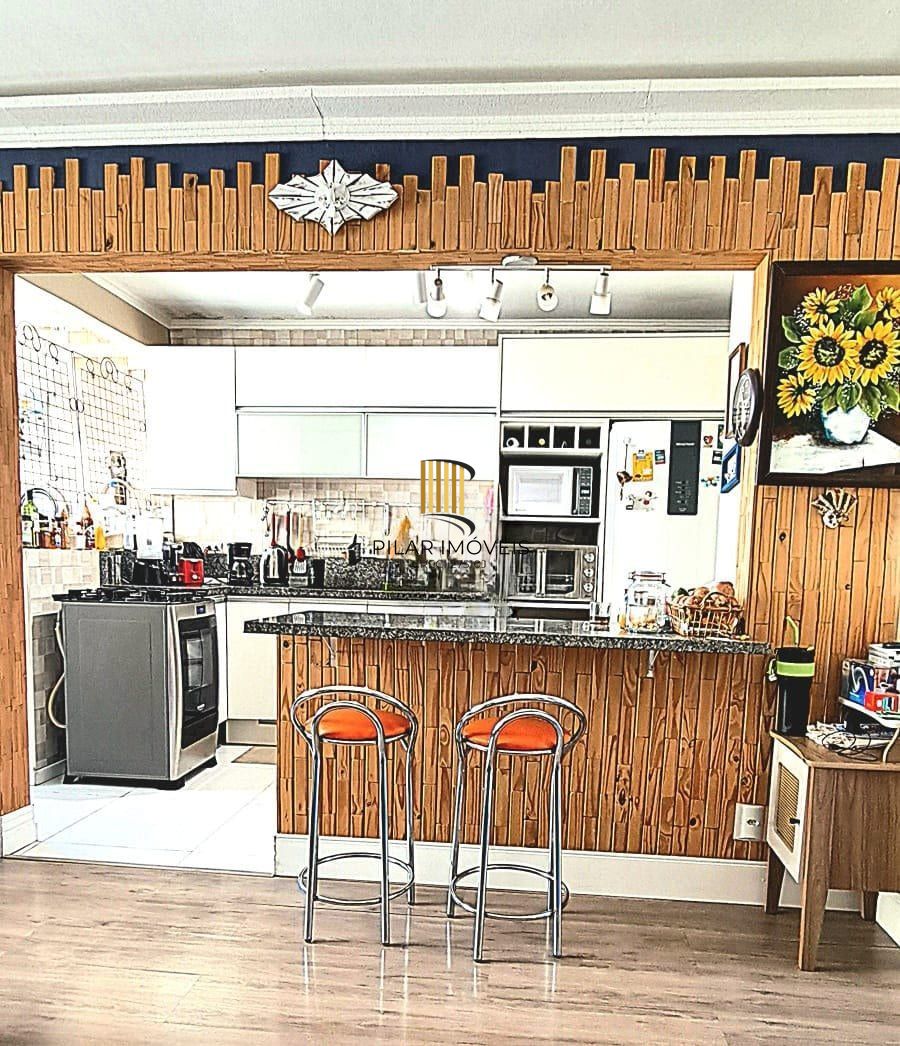 Apartamento de dois quartos e uma vaga de garagem no bairro Menino Deus