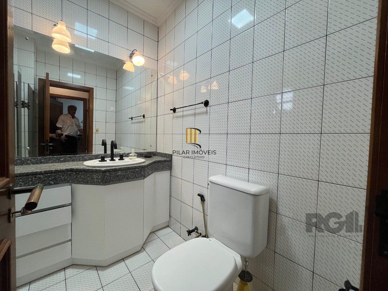 Casa de três quartos, suíte e quatro vagas de garagem no bairro Menino Deus em Porto Alegre