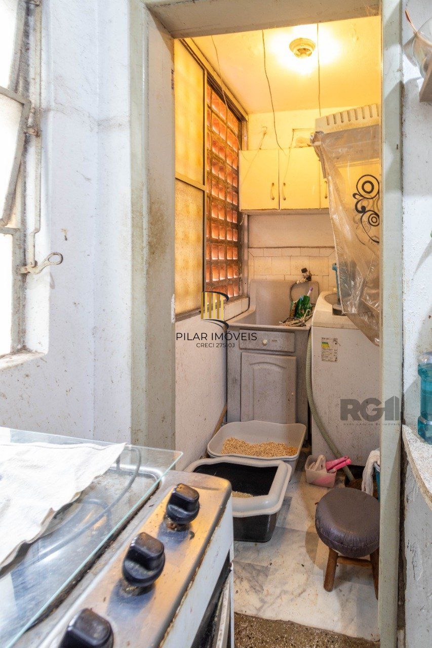 Apartamento de três dormitórios com vaga no Conjunto Residencial Roque Calage, bairro Passo da Areia em Porto Alegre.