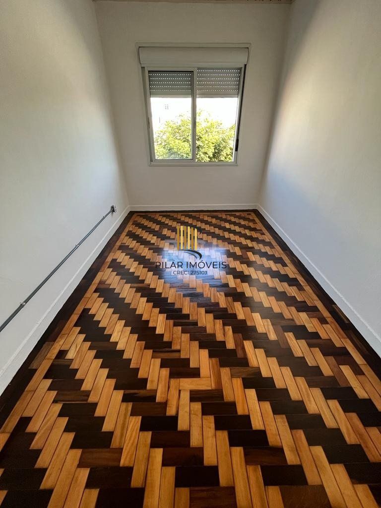 Apartamento de dois dormitórios, banheiro e sala no bairro da Azenha em Porto Alegre.