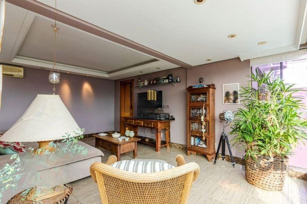Apartamento de 138m² privativos, 3 dormitórios sendo 1 suíte. Living para 3 bons ambientes com espaço churrasco, sacada integrada e sala de estar. Cozinha com área de serviço separada.