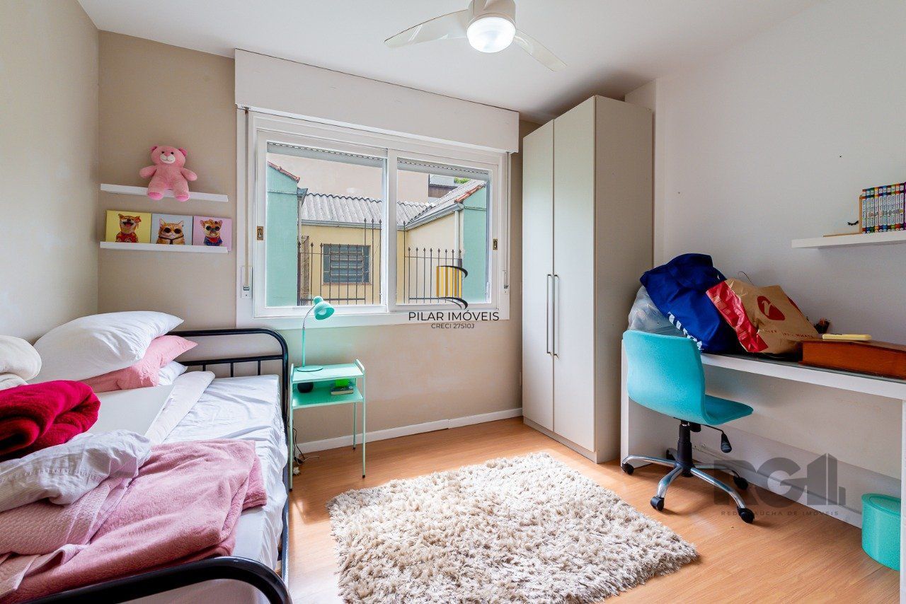 Apartamento de três quartos, suíte e uma vaga de garagem no bairro Petrópolis em Porto Alegre.