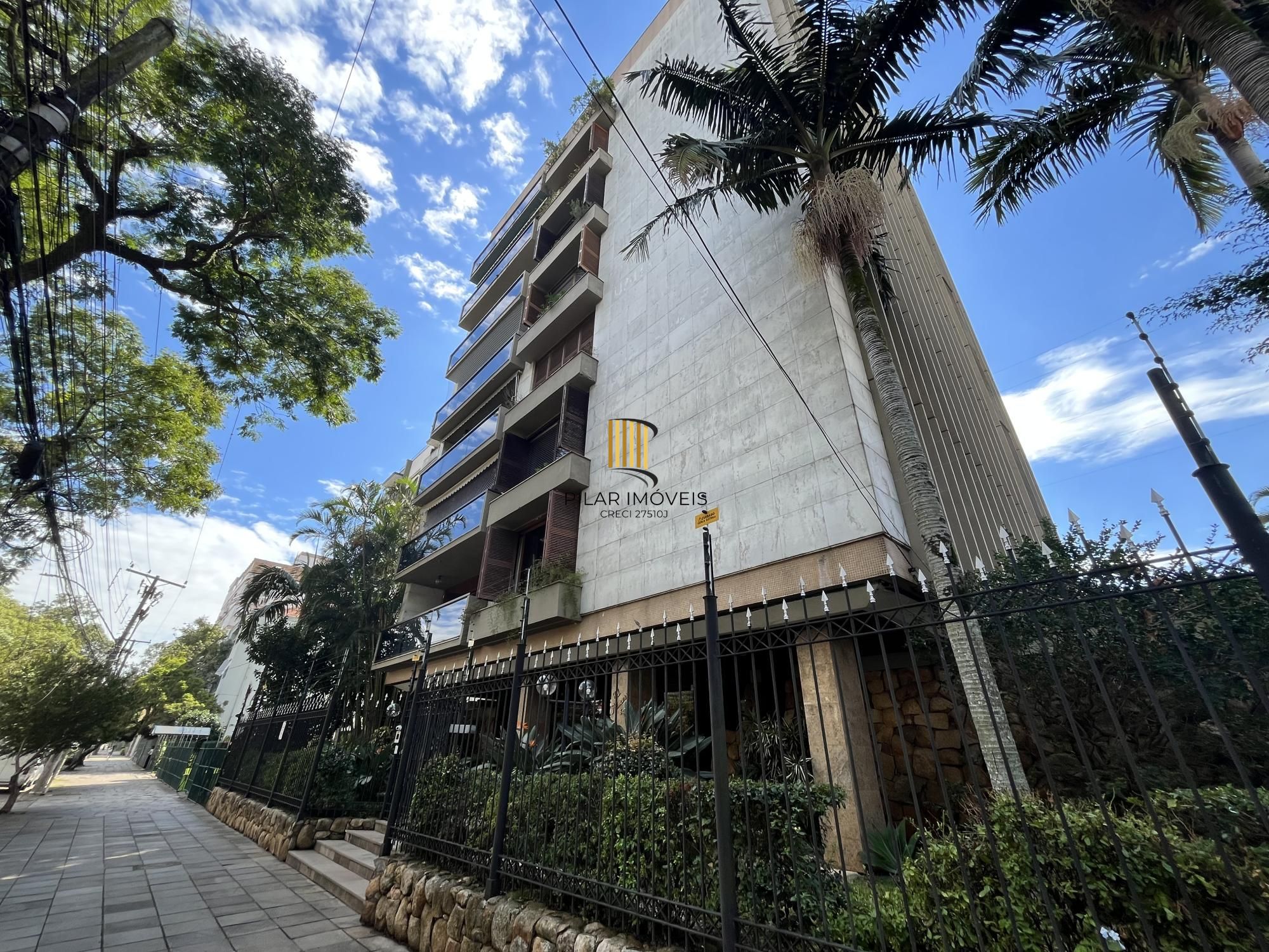 Apartamento de 4 quartos, suíte, amplo closet, dependência e 2 vagas de garagem