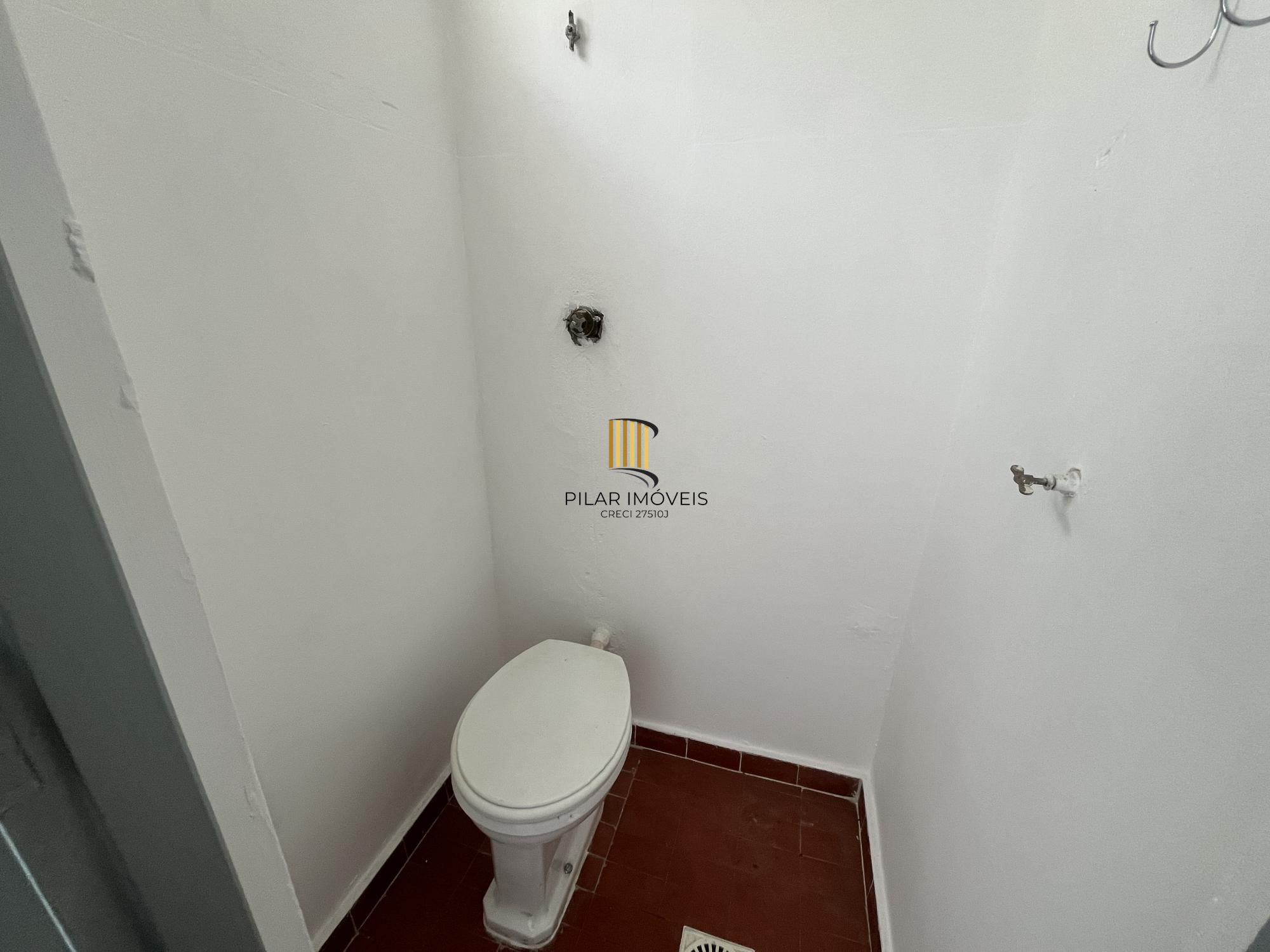 Apartamento de dois quartos em prédio com elevador no bairro Bom Fim em POA/RS