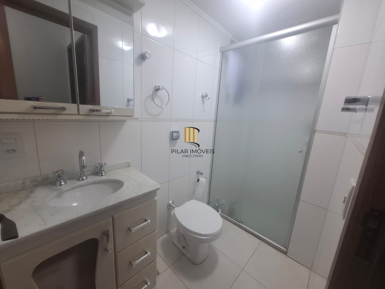 Apartamento de 2 quartos, 2 banheiros 1 vaga de garagem no bairro Azenha em POA
